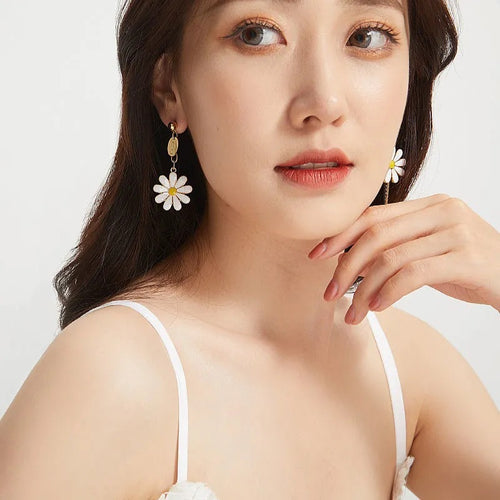 Asymmetric Daisy Flower Earrings – Gold Plated Elegant Design