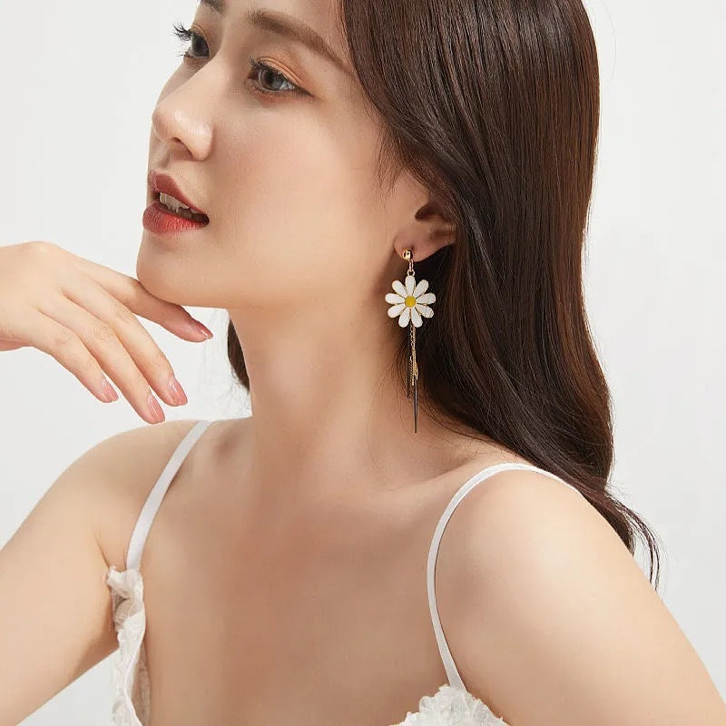 Asymmetric Daisy Flower Earrings – Gold Plated Elegant Design