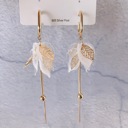 Golden Leaf Tassel Earrings – Elegant Nature-Inspired Design